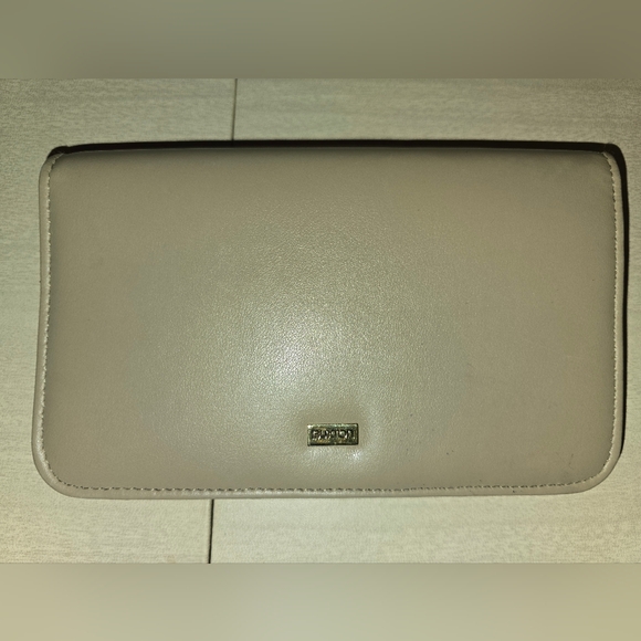 Buxton Tan Wallet/Crossbody, Excellent Condition, Missing Chain - Picture 2 of 13